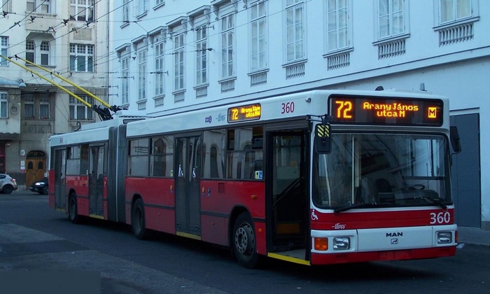 Ehemaliger Eberswalder Gelenkobus Nr. 011 vom österreichischen Typ ÖAF Gräf & Stift NGE 152 M17 in Budapest/H
mit der Wagen-Nr. 360 in der Arany János utca